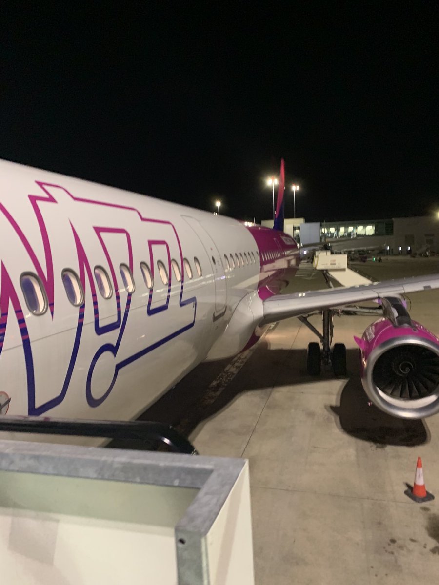 SamuelKnight865's tweet image. ⁦@wizzair⁩ the lovely G-WUKL A321 at Luton ✈️🇬🇧