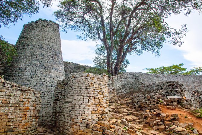GRAN ZIMBABWE, LA CIUDAD PERDIDA DE LOS SHONA

El rico reino de Zimbabwe, que prosperó entre los siglos XIII-XV,  toma su nombre de su capital, el mayor complejo urbano del África subsahariana medieval, y que es hoy el yacimiento arqueológico más importante de África del Sur.