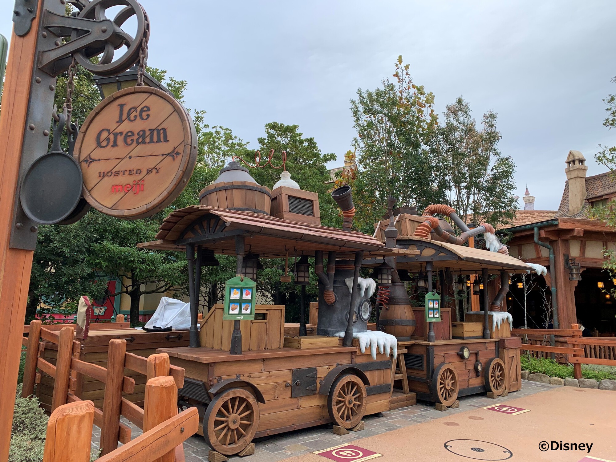 株式会社 明治 Meiji 東京ディズニーランド内に新しいアイスクリームワゴンが登場しました まるでものがたりの1ページに出てきそうな 可愛らしい外観です パークにいらした際にはぜひ立ち寄ってみてください 明治は東京ディズニーランド の