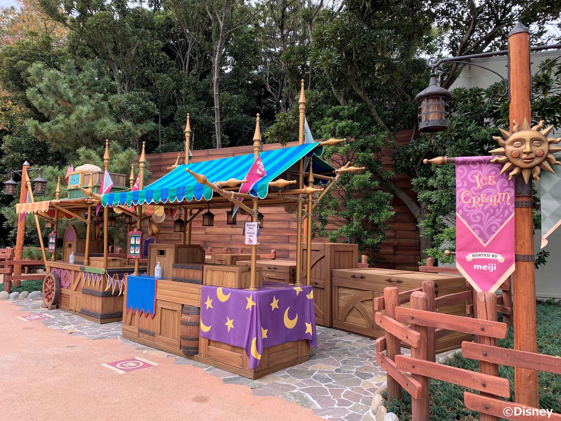 株式会社 明治 Meiji 東京ディズニーランド内に新しいアイスクリームワゴンが登場しました まるでものがたりの1ページに出てきそうな 可愛らしい外観です パークにいらした際にはぜひ立ち寄ってみてください 明治は東京ディズニーランド の