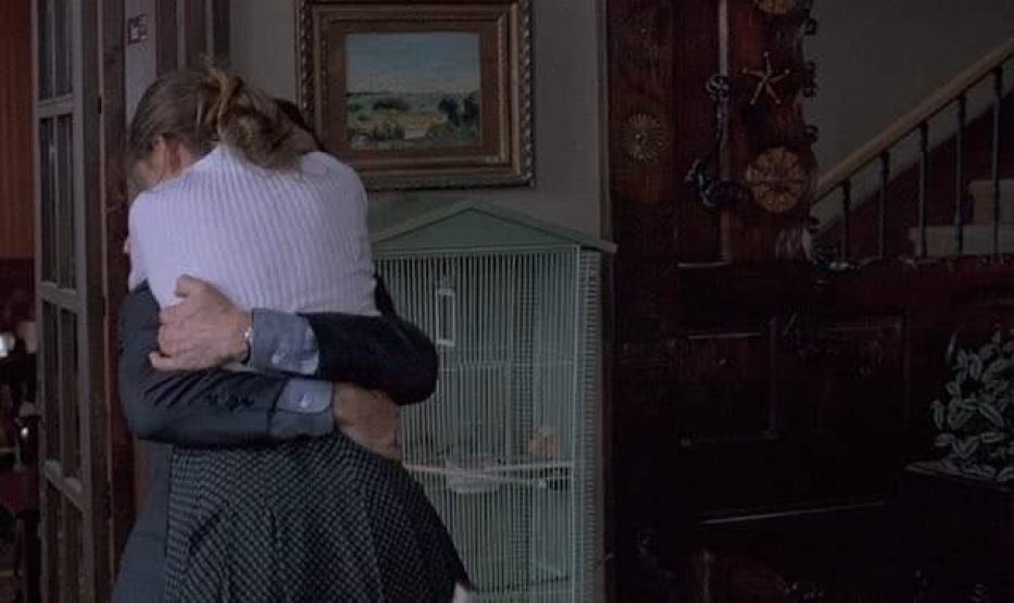 "يا ليت العناق يُرسل ."🖤