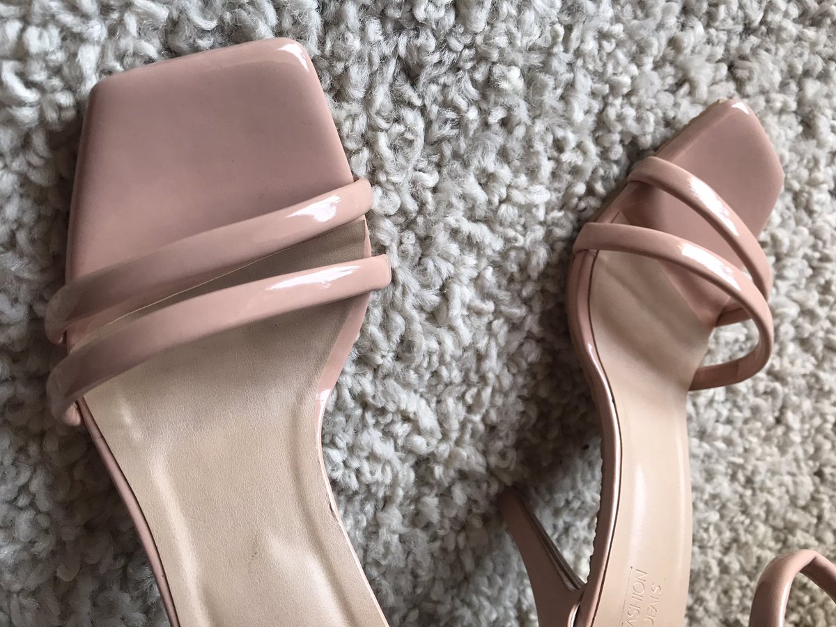 Maad_Heritage's tweet photo. Dรฉcembre avec CHRISTIANE โจ
Matiรจre: vernis
Prix ๐ท: 12000frs
Disponible sur commande en plusieurs couleurs
.
.
.
.
#christmasthings #madeinsenegal #handmade #heels #madeinafrica #decemberthings https://t.co/epMclCN9Cg