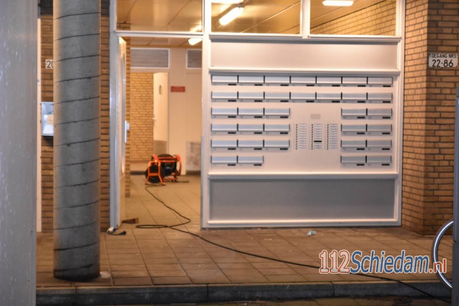 Kleine brand zorgt voor veel rook in portiek #Vlaardingen. 112Schiedam.