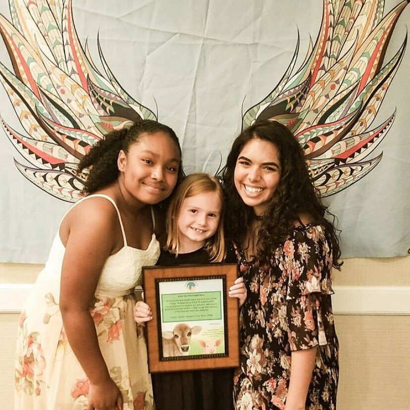 Before #socialdistancing at the #animalherokids #summit last year Lucia is in the #animalherokidsvoicesforthevoicelessbook and she was presented with her #animalherokids #kind2all #award by her two big #animalherokids #sisters #plantpower #kind2allreally #vegan #youth #activ…