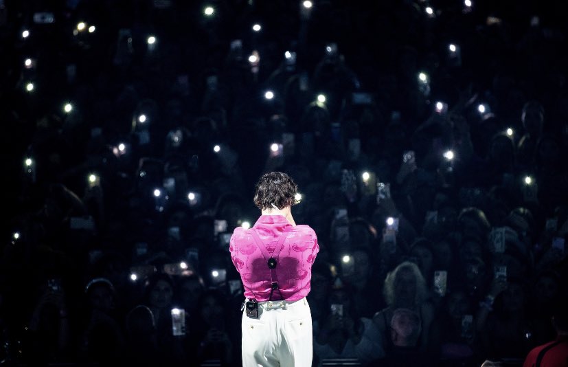 intotheIighth's tweet photo. this pic immediately had me tearing up i miss seeing him on stage every night and interacting with fans https://t.co/I9getnzuS7