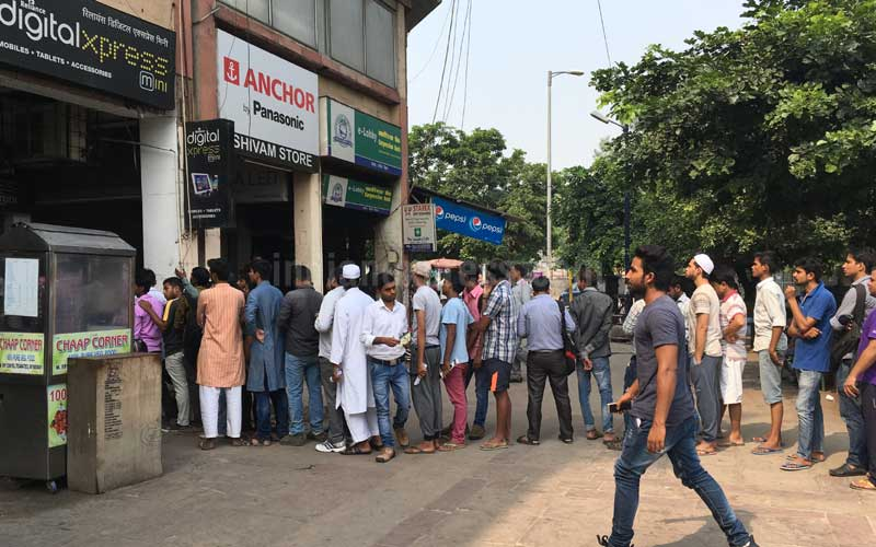 JIO gave Indians 𝐮𝐧𝐥𝐢𝐦𝐢𝐭𝐞𝐝 𝟒𝐆 𝐢𝐧𝐭𝐞𝐫𝐧𝐞𝐭 for FREE. So of course, Indians went crazy! They waited in long lines to get their JIO SIM card.