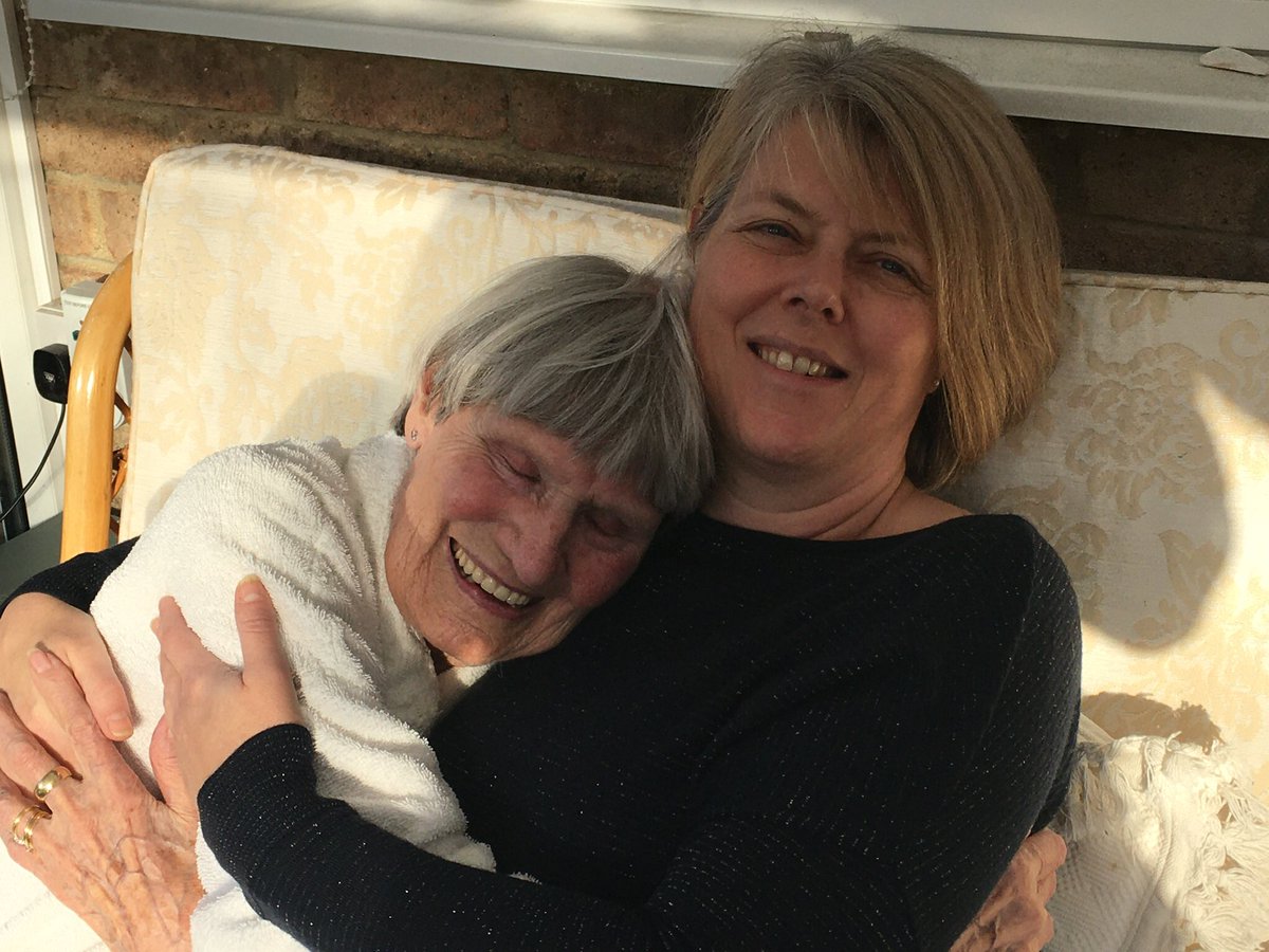 A Sunday thread about my grandmother. My beloved Nan, Dorothy, died peacefully at home on Thursday 10 December 2020. A long life lived with love, laughter, grace and humility. Born in 1922...