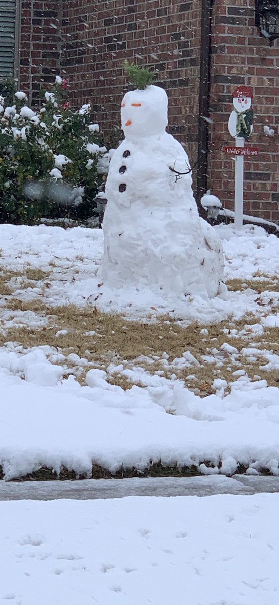 carrietrower's tweet photo. #oklahomasnow #snowman https://t.co/qN4ObGahau