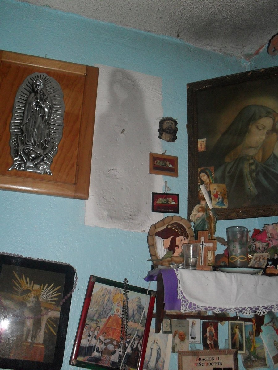 Cesarbuenrostro's tweet photo. Cuando comencé a recopilar "Apariciones Guadalupanas" caí en cuenta que muchas tienen el patrón que se repite mucho en la naturaleza "fractales" esto sumado a la fe y la "pareidolia" multiplicaba los avistamientos pero la de la charola  de pan  (Foto 3) sin duda da que pensar. https://t.co/i9QH1eTvWj