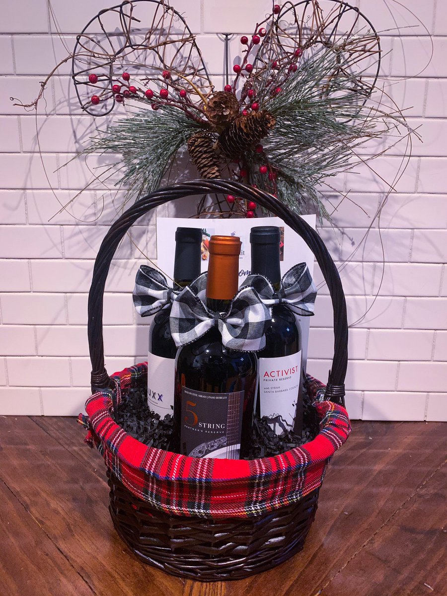 sipthedayaway's tweet photo. Give the gift of wine this holiday season! As your personal wine shopper I’ll pick out the perfect wines for your budget. I can also arrange a gift basket for you. DM me! 🍷🎁 #wine #winegift #giftbasket https://t.co/NRrjZU3M4k