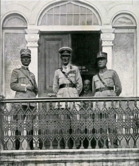 İtalyan General Mombelli Fransız General Charpy İngiliz General Harrington 30 Eylül 1922. İstanbul'da karargah Balkonundan Osmanlı'nın çöküşünü izliyorlar...