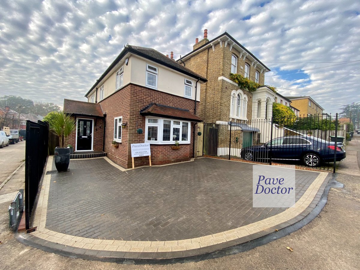 PaveDoctor's tweet photo. New driveway in Buckhurst Hill with Brett omega blocks in charcoal colour with a grey boarder laid in brick bond pattern along with a new curved step.

#brett
#driveway
#pavedoctor
#essex https://t.co/yI5RSfRxdL