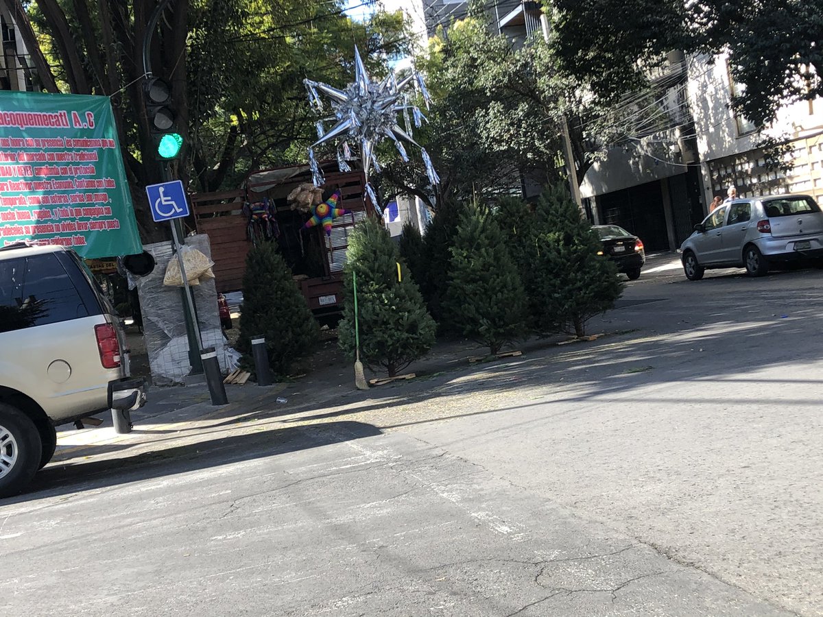 <a href="/BJAlcaldia/">Alcaldía de Benito Juárez</a> TODOS los años, los gandallas del mercado de Tlacoquemécatl tapando cruces de peatones. Imposible pasar caminando.   Así Laurent y Sanz y Laurent y San Francisco. 

¿Qué hay que hacer para que respondan y los muevan un par de metros?
 
Ccp <a href="/EugeniaCallejas/">Eugenia Callejas</a> <a href="/STaboadaMx/">Santiago Taboada</a>