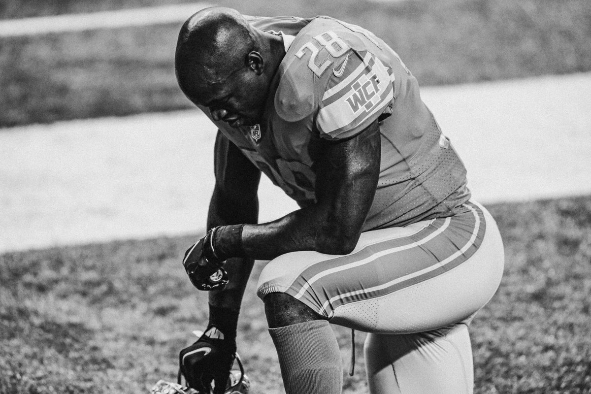 LionsPR's tweet photo. With his 4th rush of the day, @Lions RB @AdrianPeterson has passed @ProFootballHOF RB @LT_21 (3,174) for the 6th-most rushing attempts in #NFL history.

#OnePride https://t.co/Su2XDRiSO1