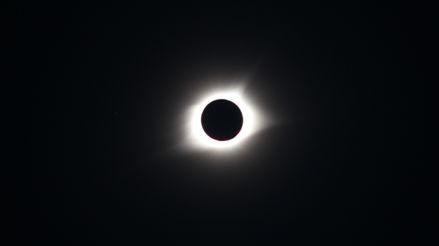 RPPNoticias's tweet photo. Eclipse total de Sol del 2020: cómo ver el fenómeno astronómico en Perú. https://t.co/qA3OgxuZWx https://t.co/ZAh5etNbdC
