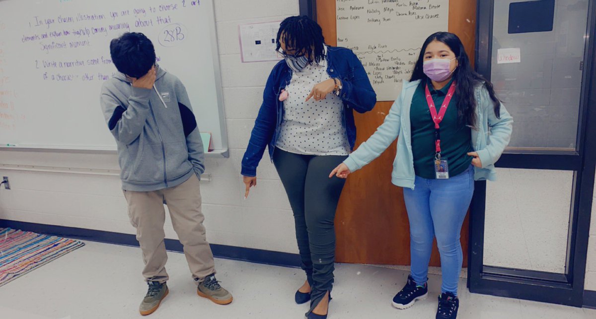 EducatorMurray's tweet photo. We were green with holiday spirit on Friday 🎅🏾🎄🤶🏾🧑🏽‍🎄🦌🛷🎁.. my little people ☺️ #AldineAnywhere #PumasPluggedIn @PlummerMS_AISD @lmamerson @Adcain2U https://t.co/aw6D4RgozP