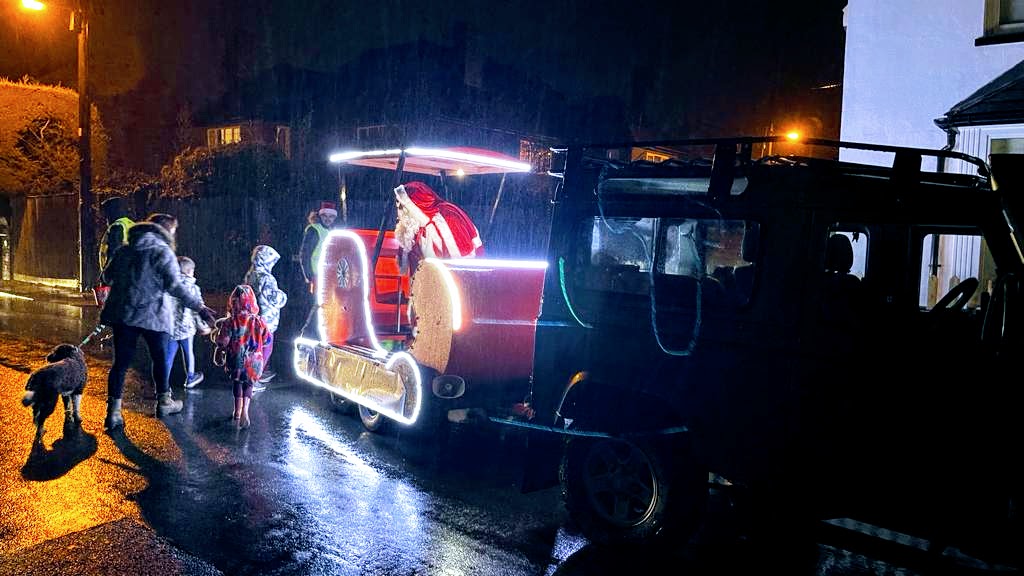 What a night in St Peter's and Spinfield! Tonight Mayor Richard Scott helped us kick things off.  It got a bit wet out there, but the children still came out to see Santa which always make him happy!
If you would like to donate:
givey.com/santasfloat2020