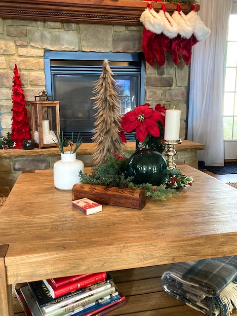 designedtosellr's tweet photo. An inside look at how our designers are decking the halls in their own homes! What is your favorite holiday decoration? 
.
.
.
#Designed2Sell #holidays #homestaging #deckthehalls https://t.co/HENQmoECvC