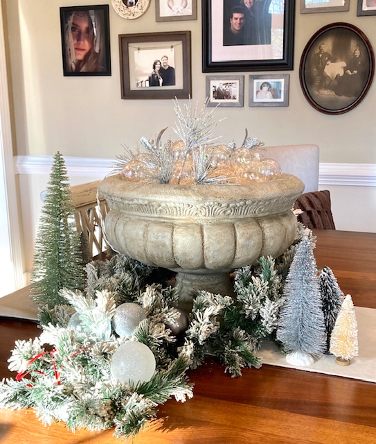 designedtosellr's tweet photo. An inside look at how our designers are decking the halls in their own homes! What is your favorite holiday decoration? 
.
.
.
#Designed2Sell #holidays #homestaging #deckthehalls https://t.co/HENQmoECvC