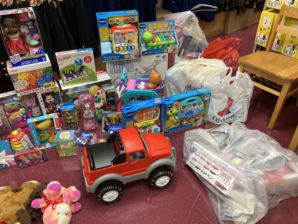 GFHS_MCJROTC's tweet photo. Despite all of the challenges  brought about by the pandemic, the Gar-Field MCJROTC program collected/donated a whopping 1,289 toys during their 3 week campaign in support of the U.S. Marine Corps Reserve “Toys for Tots”program. Thanks to all of those who volunteered and donated. https://t.co/58oj9VdBRA