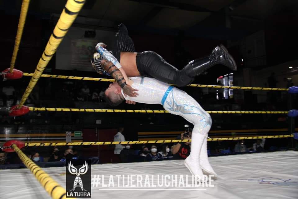 LaTijeraLucha's tweet photo. En la primera lucha del tradicional domingo de #ArenaNaucalpan, la experiencia de #BabyStar se impone al ímpetu de #HalconMagico; el final llega cuando el integrante de los #RudoyCursi realiza una "plancha sapito" sobre el ave del encanto y el referí #Goliath da el conteo de 3 https://t.co/O4KiZUPG9J