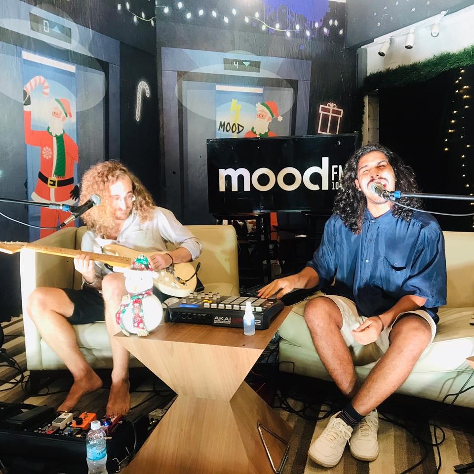 radiomoodfm's tweet photo. Hoje quem comanda a música é a dupla afinada @arameodani, finalistas do #DraftMood.
Som de primeiríssima qualidade, ao vivo, direto do @barrashoppingoficial. É o projeto #VitrinesMagicas que conta com a programação imperdível da Rádio dos seus bons momentos. 📻🎼👊🎵🎧🎙👏👏👏 https://t.co/jTiBSIQ7k9
