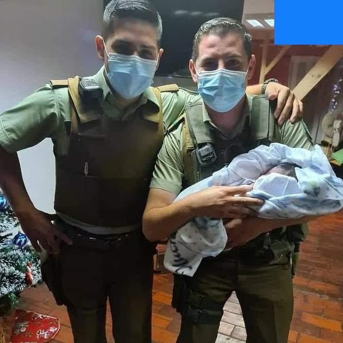 aprachile's tweet photo. 🔵En #Rancagua a eso de las 5:00am. Carabineros de la #SubComisaria #DiegoPortales recibieron la llamada de un padre pidiendo ayuda para trasladar al hospital a su pareja que se encontraba a punto de dar a luz. Rápidamente https://t.co/xEreKrhJ4G