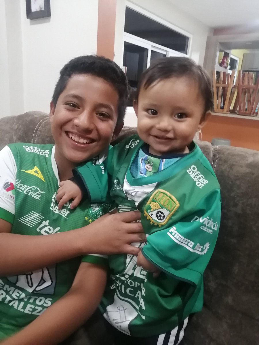 jconde37's tweet photo. @clubleonfc ya casi esta la octava..... 3 las ha visto uno y la primera de el otro #SerFieraEsUnOrgullo @Chapomontes10 enorme crack @nachogonzalez35 vaya despedida enormes leyendas de el club https://t.co/1OMTkZXD98