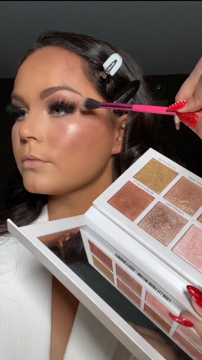 #makeupbyme on my gorge client Ashley for a full product breakdown plz go2 👉🏼 instagram.com/tv/CIuf-RogayD…
#beforeafter #LasVegas #makeupartist #mua #glam #beauty