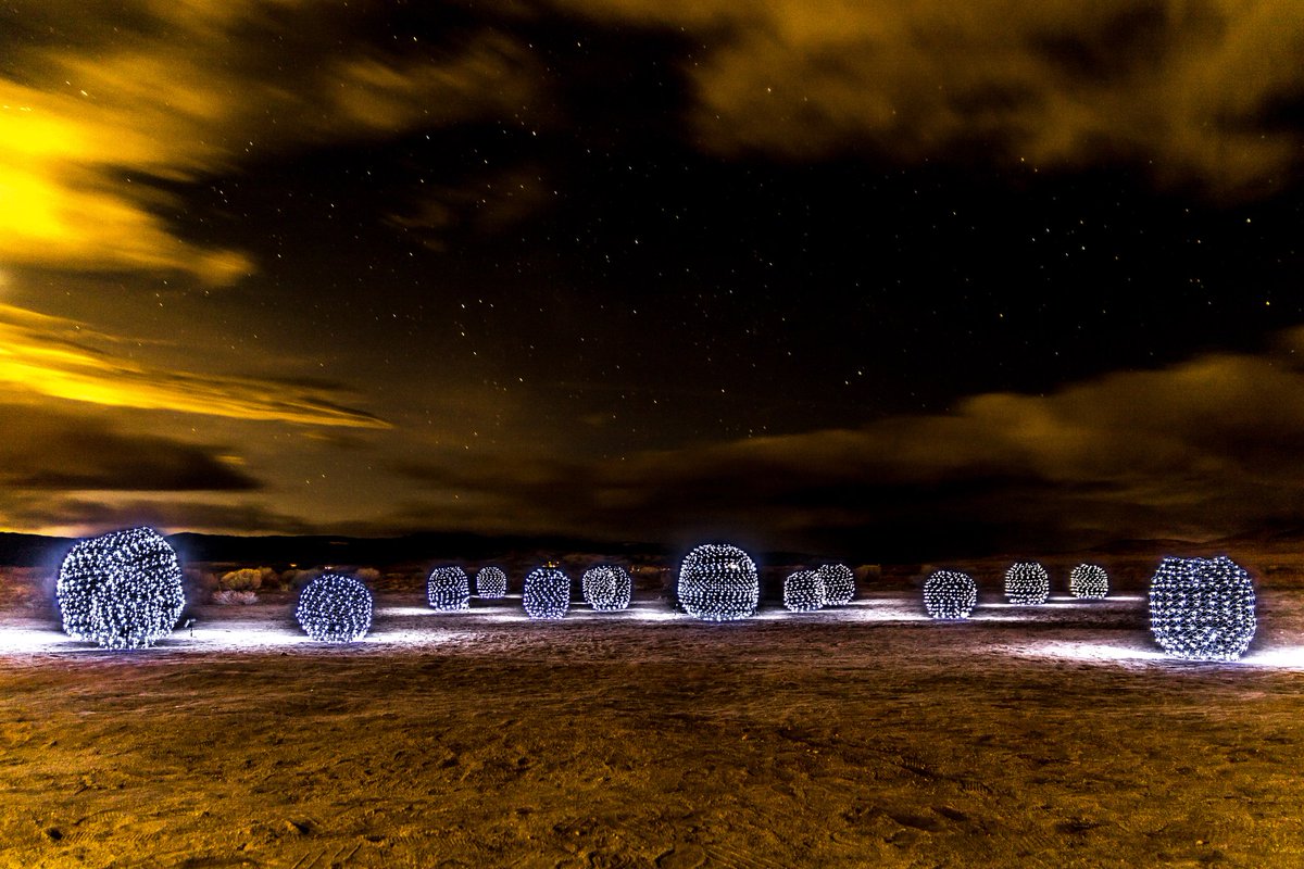 DavidJosephPho2's tweet photo. Lights in the Desert 📷 #abc7eyewitness #nbcla #shannasshots #Christmas2020 #lights #desert #Astrophotography #stars #natgeo https://t.co/2LxV6mYl81