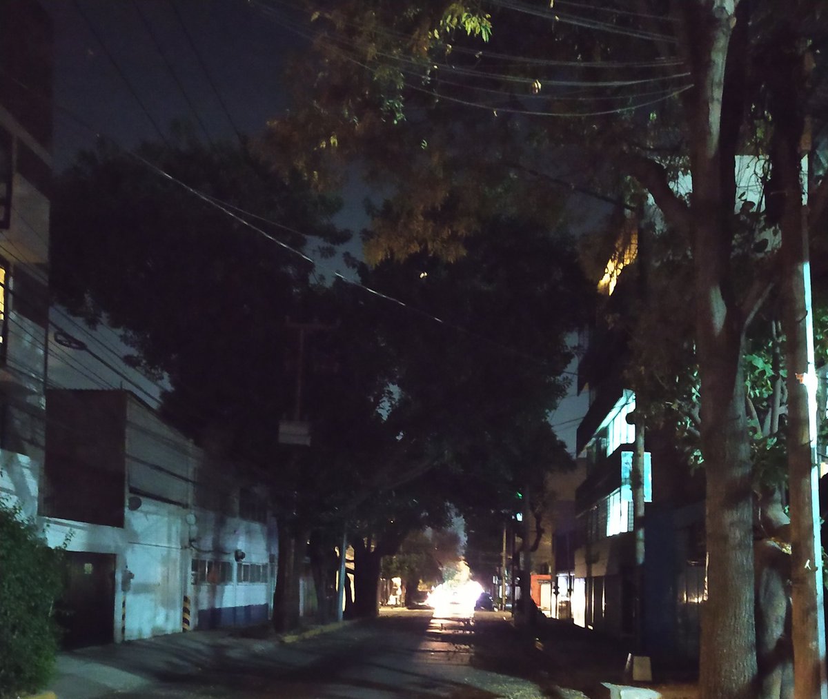 yaimbeatrix's tweet photo. @STaboadaMx  @BJAlcaldia @AccionesBJ nos apoyan con las luminarias de calle Emperadores, entre Vértiz y Trípoli, en col. Portales. Muy oscuro por las noches, da miedo caminar por este tramo y ya llevamos varios días. Gracias https://t.co/UIdFwqIVnM