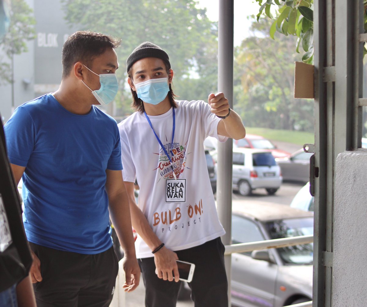 BULBONPROJECT's tweet photo. Anddddd of course, the backbones of the bulb team. You guys rock! 

@hiii_wan @HSN @ImanHarithh and amira hana. https://t.co/GWMRmKdQN5