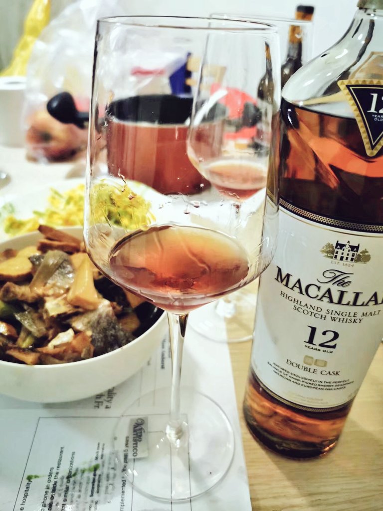 RedmondH10's tweet photo. About this time last year. I entertained two seniors with José L. Piedra and @The_Macallan.This is not a good match. But it did make them enjoy.#cigar #Whisky #macallan https://t.co/Ph5p1BMgPa