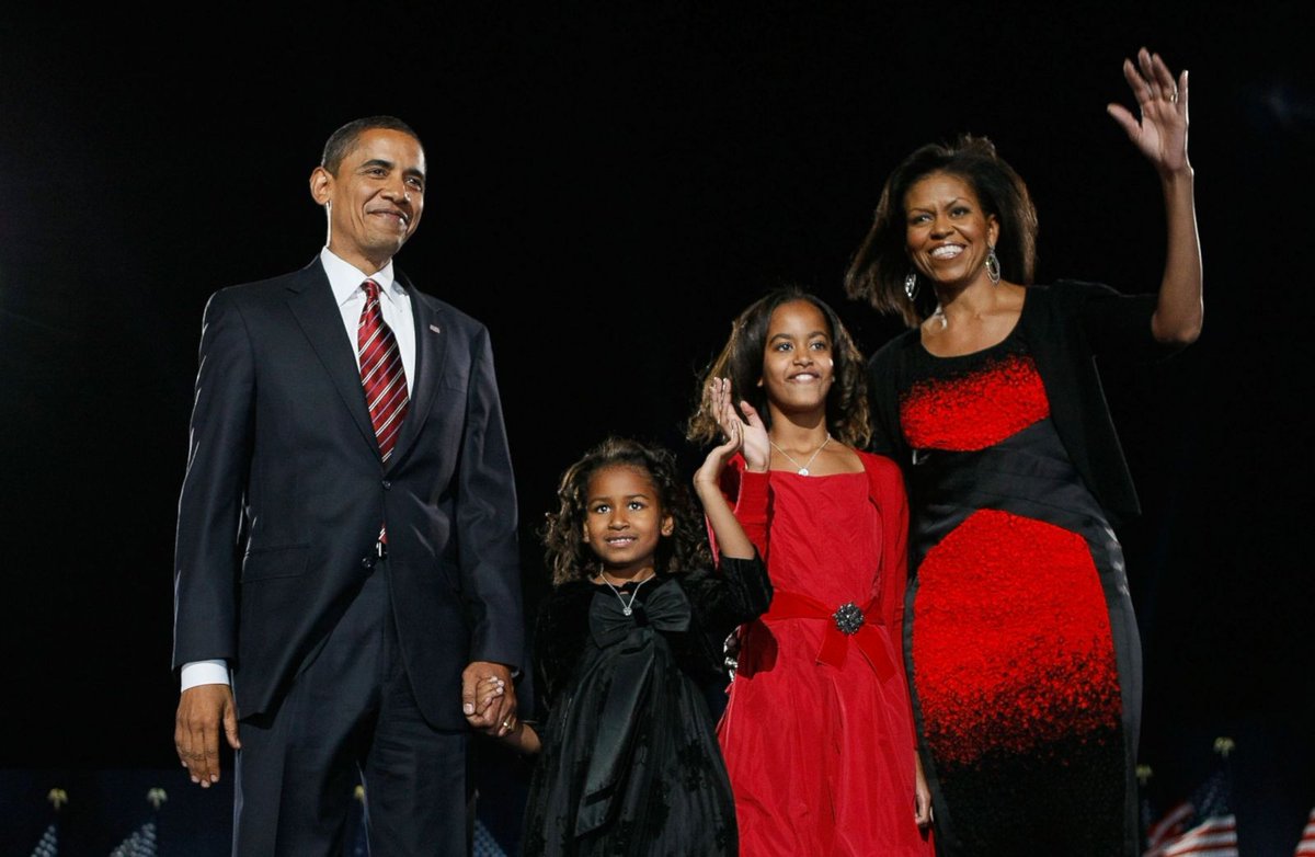 NormMailer's tweet photo. Sasha Obama and the Obamas

best family ever https://t.co/Ssmw4WlvvI