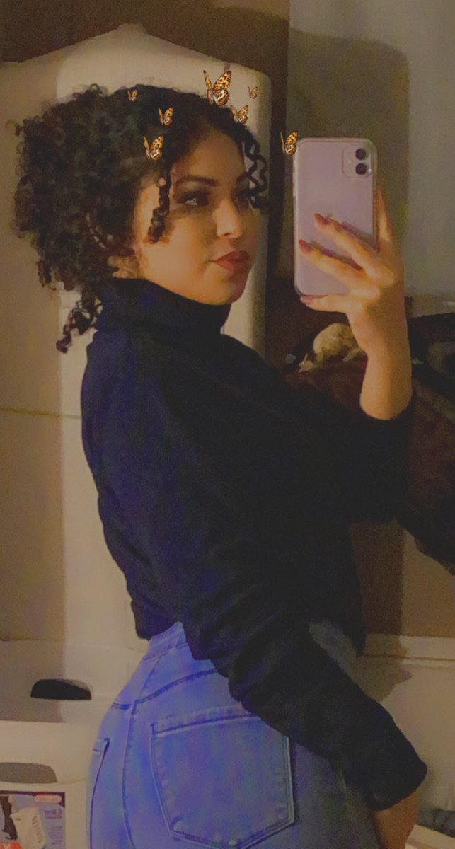 bellacosmec's tweet photo. Always taking mirror selfie’s 🙃 https://t.co/INPc6q4mbv