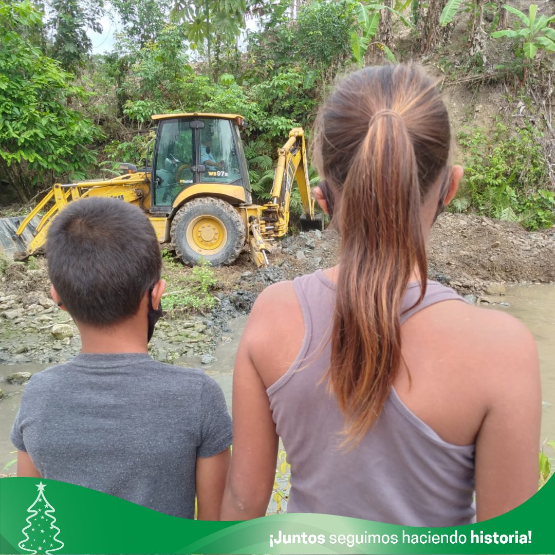 PrefecturaESM's tweet photo. #NoticiasPositivas | El cuidado de las cuencas hidrográficas, forma parte de nuestros principios.

Relizamos la limpieza del estero Sálima, en recinto #Chapil, de la parroquia #Tonsupa, en el cantón #Atacames. 

#JuntosSeguimosHaciendoHistoria
@Robertapsc6
Diego Zambrano Loor https://t.co/oIqW4Eyeyv