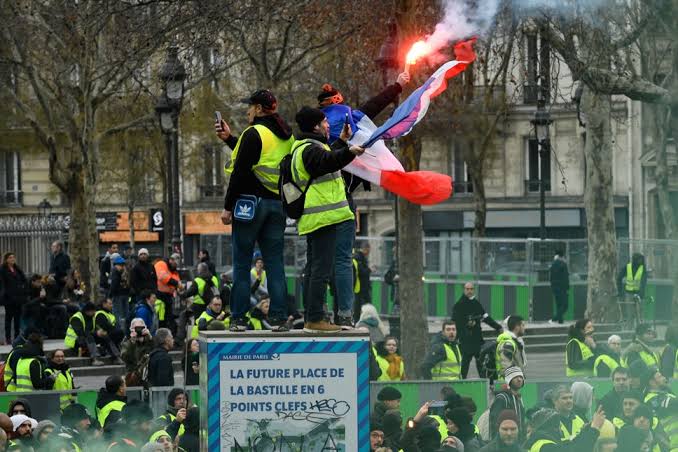 desert____lion's tweet image. At least 53 arrested at yellow vest protests in Paris, France as they continue to protest for 2 years and 25 days against French government tyranny!

#FrenchSpring #Paris #GiletsJaunes #YellowVests #FranceProtest #FranceProtests #macron