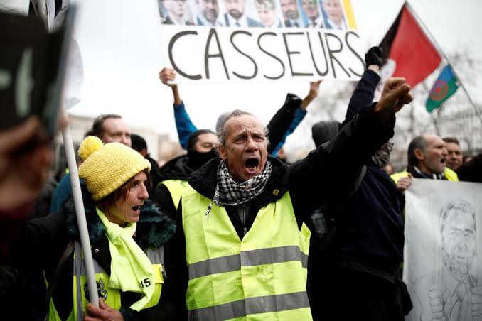 desert____lion's tweet image. At least 53 arrested at yellow vest protests in Paris, France as they continue to protest for 2 years and 25 days against French government tyranny!

#FrenchSpring #Paris #GiletsJaunes #YellowVests #FranceProtest #FranceProtests #macron