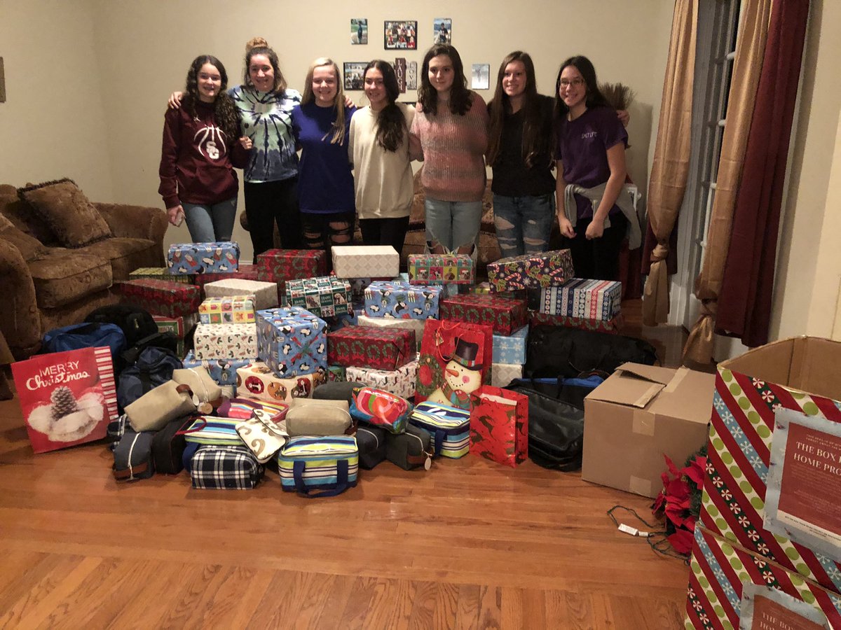 BoxFromHome1's tweet image. We had a great time this weekend packing a total of 110 boxes with @TriadVengeance!! And that’s only half 😉. Thank you to all of the girls that made this possible, we can’t wait to pass out boxes this Saturday!