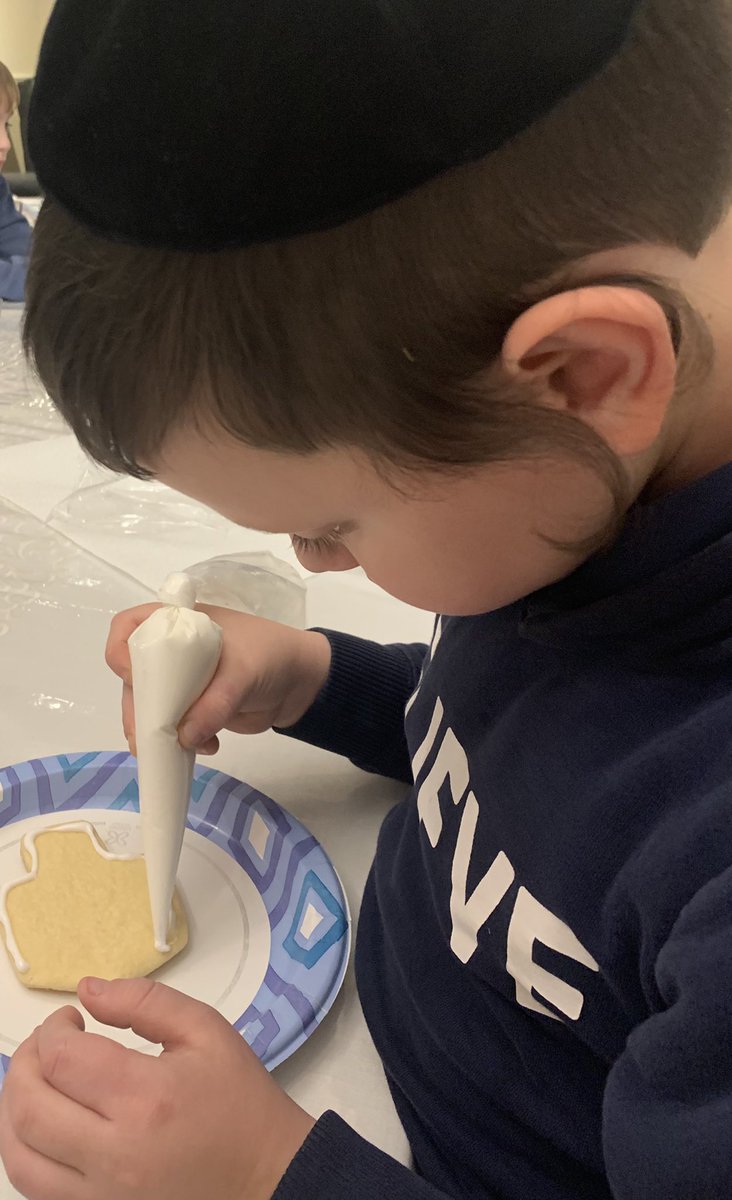 FeinerRivkie's tweet photo. We had SO much fun decorating #Chanukah shaped cookies tonight. #FamilyFunActivity. Although I’m not a good painter or artist I was still able to enjoy with our kids, grandkids and adults too AND the cookies are DELICIOUS! #RocklandShinesWithHope https://t.co/nPRLSoH5a5