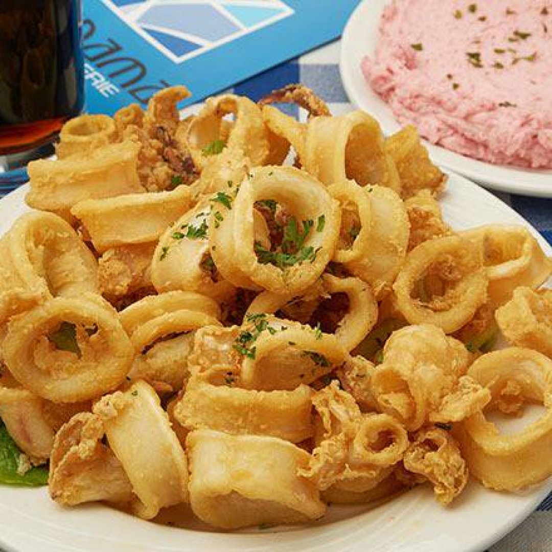panamaresto's tweet photo. Ho Ho Ho(le), these Calamari rings are waiting at your door 😋🎅

Let them in!

Call for TAKEOUT at one of our 3 locations, or order from the UberEats app  🚘📲

#PanamaRotisserie #GreekFood #HolidaySeason #Takeout https://t.co/YrMlTIp0Nx
