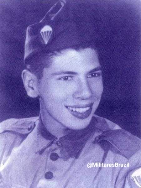 Militaresbr's tweet photo. Na foto o apresentador e dono do SBT, Senor Abravanel, no Exército Brasileiro. 

Popularmente conhecido como Silvio Santos, Senor Abravanel se alistou em 1948 e formou-se na Escola de Paraquedistas.

#DomingoEspetacular 
#Fantastico #SilvioSantos90Anos https://t.co/65xp3LtyHN