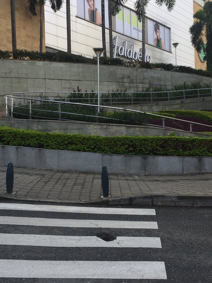 Será que los de la secretaria de inclusión pensaran en cuántas personas se movilizan en silla de ruedas ? Porque les aseguro que este tipo de huecos también les afecta a ellos o que piensa secretaria <a href="/Ale_Gomezl/">Mónica Alejandra Gómez Laverde</a> dígale a  @CadenaGaitan  <a href="/NataliaUrregoA/">Natalia Urrego Arias</a> para una ayudita.