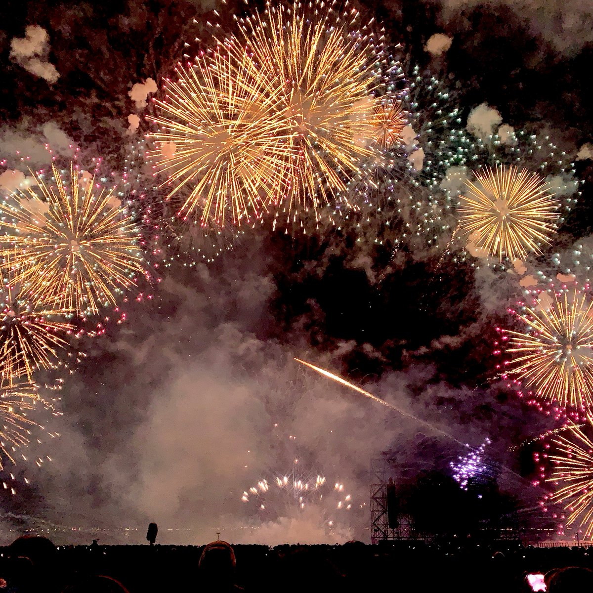 茅ヶ崎市観光協会 21年は 茅ヶ崎サザン芸術花火 をみんなで一緒に見たい 笑って肩を抱きあえるよう Keepsmile でもう少しだけがんばりましょう 全国keepsmilin花火 サザンほぼほぼ年越しライブ 茅ヶ崎 花火