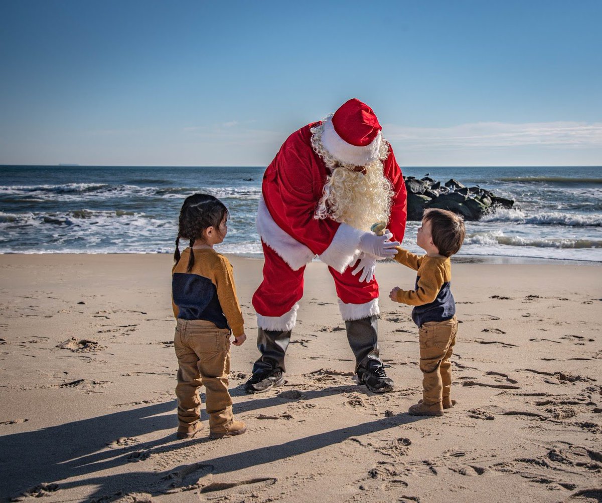 AnnaAndre86's tweet photo. What better way to spend the best December weather day than with Santa on the beach! Two very lucky little boys. https://t.co/JyGsQXTn0R