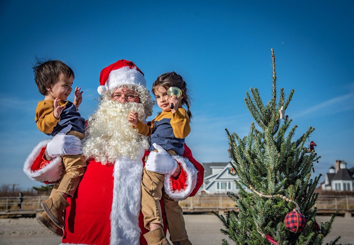 AnnaAndre86's tweet photo. What better way to spend the best December weather day than with Santa on the beach! Two very lucky little boys. https://t.co/JyGsQXTn0R