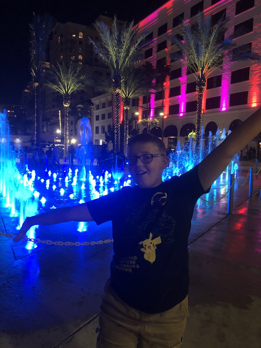 KarensaWright's tweet photo. Downtown WPB was worth the trip #HolidaySeason #dancingwater https://t.co/Q1MbHzKq5x