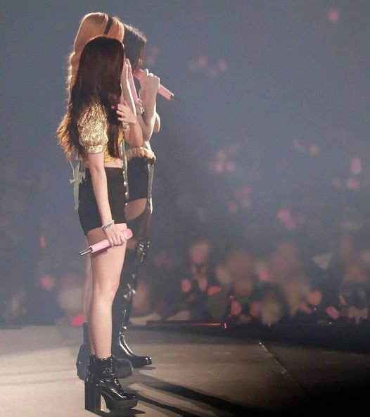 jisooann_kim's tweet photo. The unnies                   and                  their maknae. https://t.co/xx39ByOfdM