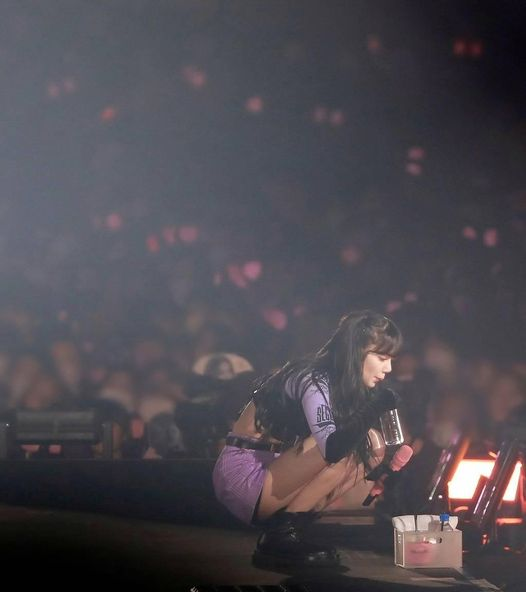 jisooann_kim's tweet photo. The unnies                   and                  their maknae. https://t.co/xx39ByOfdM