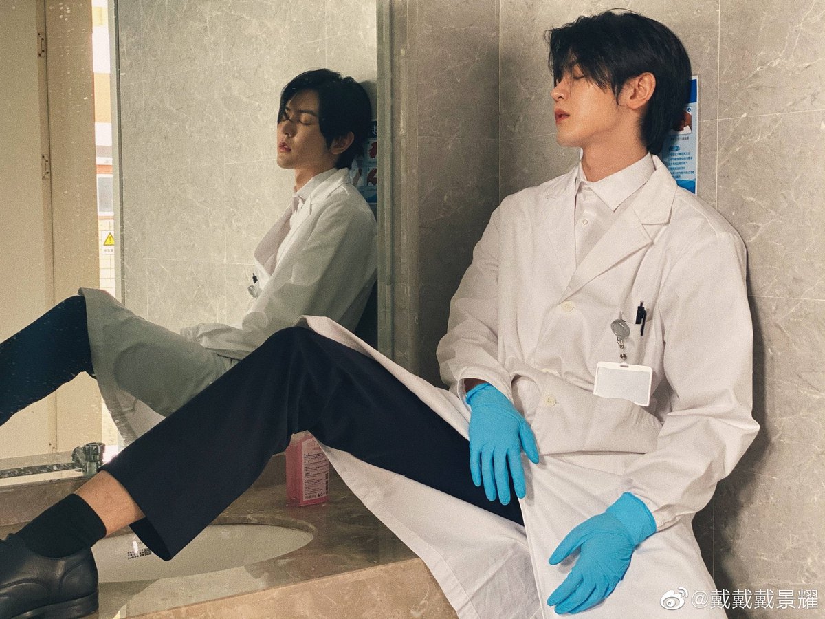 daijingyaoid's tweet photo. Dai Jing Yao membagikan foto-fotonya saat memakai Jas Lab 👨🔬🔬⚛️
Sudah tidak sabar ingin melihat scientist Tampan ini ❤️❤️
#daijingyao #daidai #Actor #Model #singer #idol #戴景耀 #戴戴戴景耀 #fallinlovewithscientist https://t.co/uvhnOibzEu